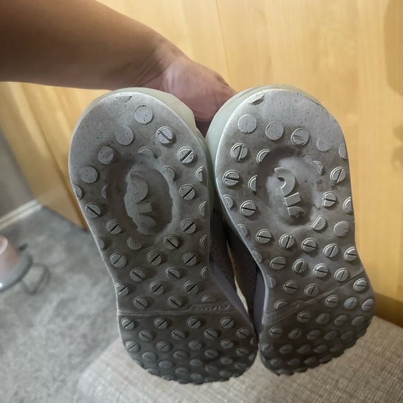 Nike White and Pink Sneakers for Everyday Comfort - Picture 7 of 9